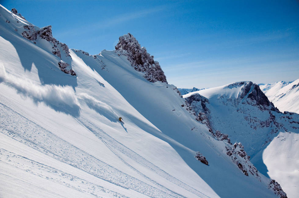 LANG BAKKE: Arne Litlere tar korteste vei ned fra Finnan. Foto: Knut Inge Orseth Finnan topptur Trollstigen