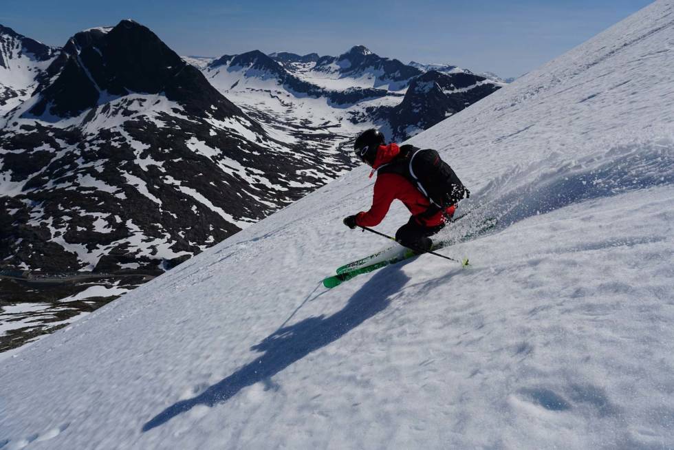 Ved breene holder snøen seg lenge og kan gi gode skiforhold til langt ut i juni. Foto: Halvor Hagen Finnan-Toppturer-i-Romsdalen-2