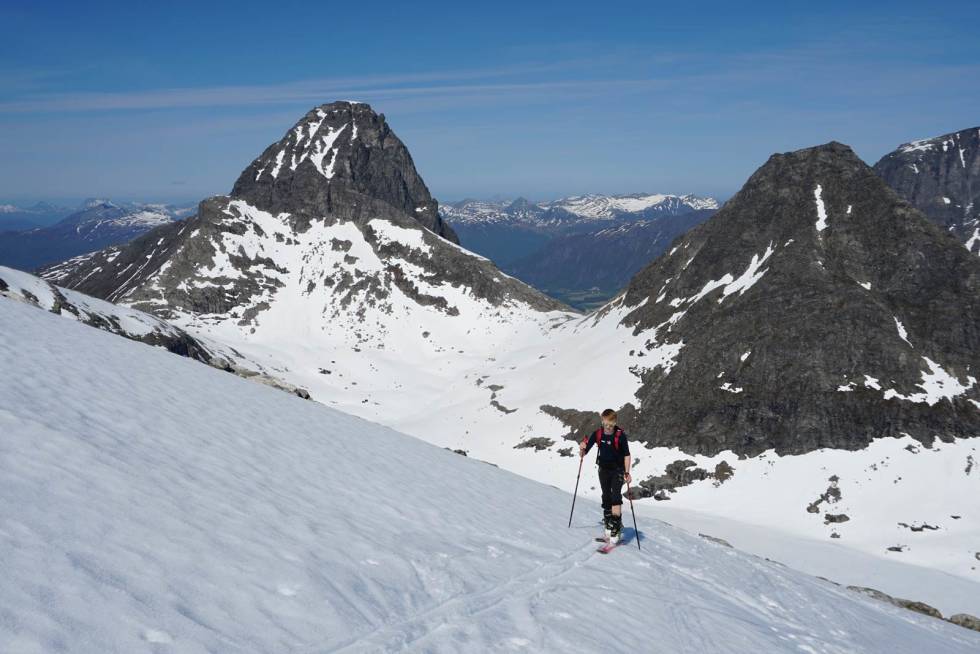 Mot Østryggen på Finnen. Bispen og Kongen i bakgrunnen. Foto: Halvor Hagen Finnan-Toppturer-i-Romsdalen-3
