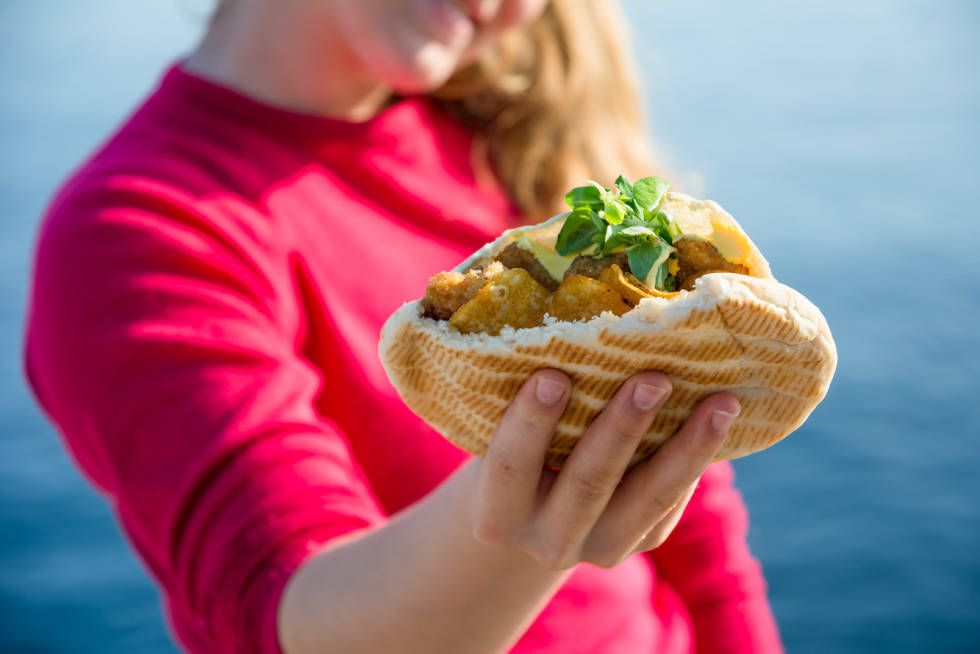 SPRELLENDE FERSK: Pita med panert seimort er mucho yummy. Fisken er nettopp tatt opp av havet, ferskere blir det ikke. Foto Jon Olav Larsen fish n chips i pita