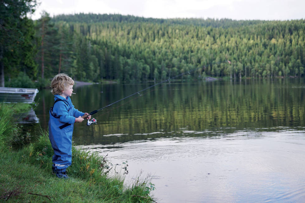 Det er mye nytt å mestre i håndtering av en fiskestang. Fiske med barn lær barna fiske
