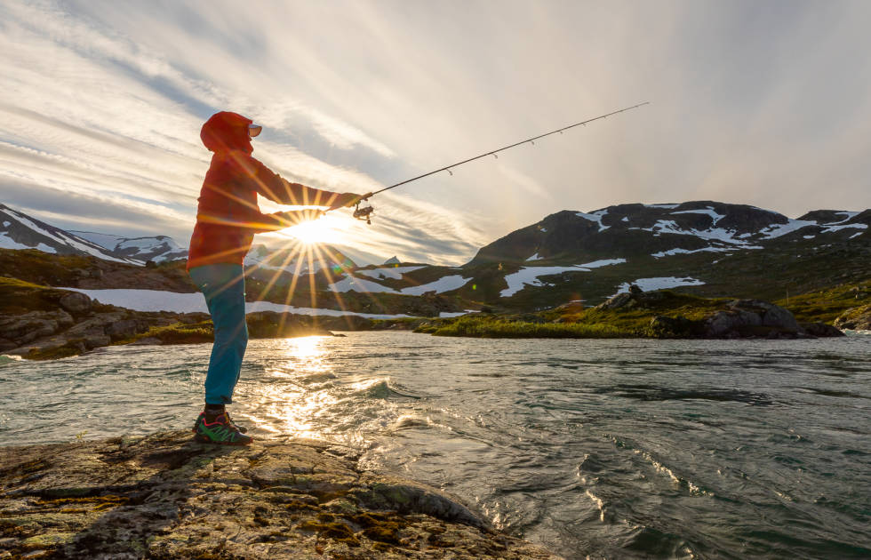 FJELLFISKE: Med fiskestang kan fjellturen bli ekstra minnerik. Foto: Henrik Strømstad fisketur på fjellet