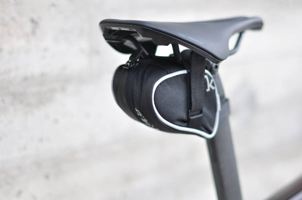 KAN ÅPNES PÅ SYKKELEN: Glidelåsen på Fizik Link lar seg åpne uten at du tar vesken av sykkelen, men åpningen blir trang og pekende nedover. Fizik Link