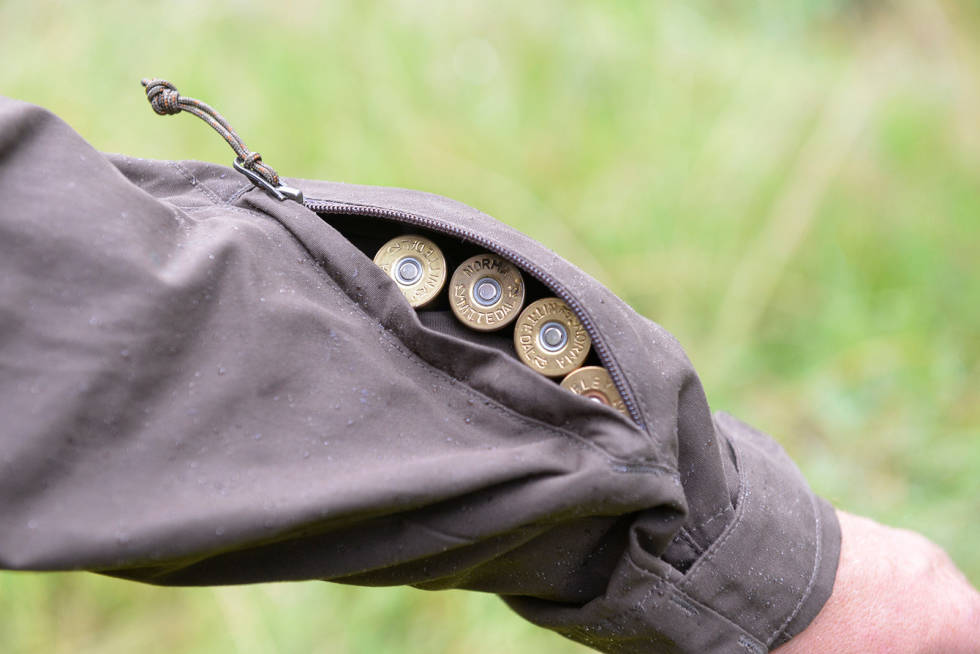 AMMO FOR HÅNDEN: Fjällräven har lomme for patroner på venstre underarm. Velfungerende og god løsning når ammunisjonen først er presset på plass i strikkhempene. Fjällräven-Lappland-Hybrid-Jaktdress-2