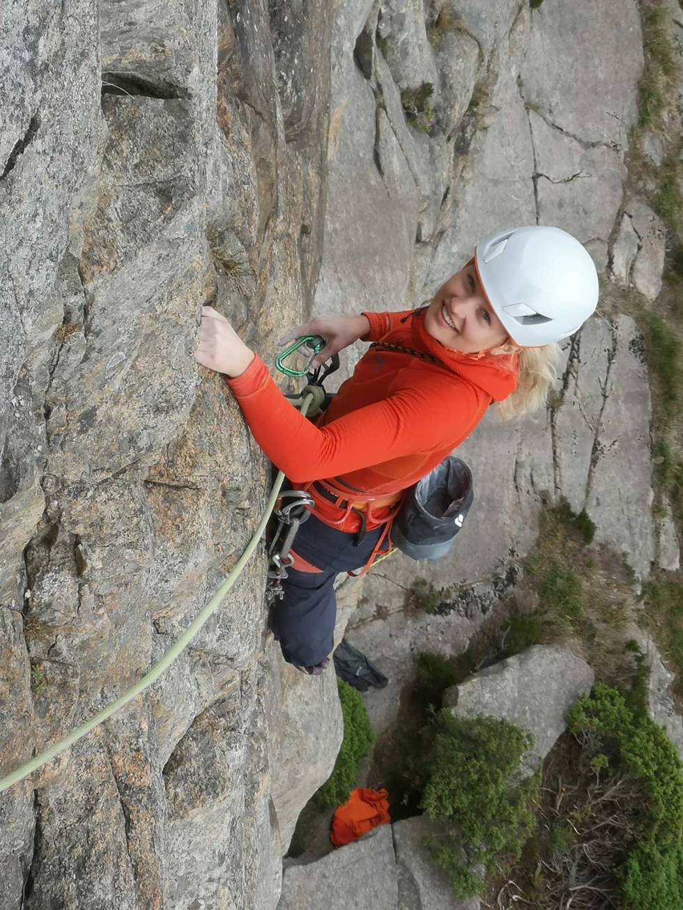 MENTORERING: Johanne Wessel i aksjon i Trollveggen (på Sotra - ikke i Romsdalen!) under kyndig mentorering. Her klatrer hun på ruten Eureka, grad 6+. Foto: Vincent Martinez Fjellklatring-med-mentor-Johanne-Wessel1