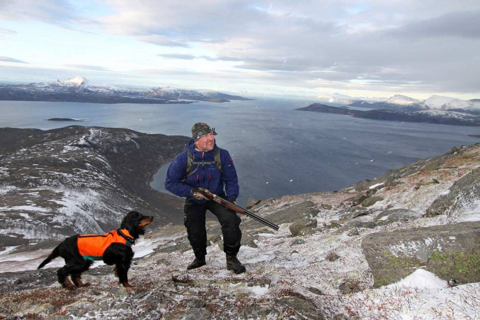 BUD NUMMER 1: Klore seg fast. Trond forteller om engelsksetteren som for noen år siden seilte utfor flågene her i området, en sørgelig affære som han og Mira gjør sitt beste for å unngå. Fjellrypejakt-7