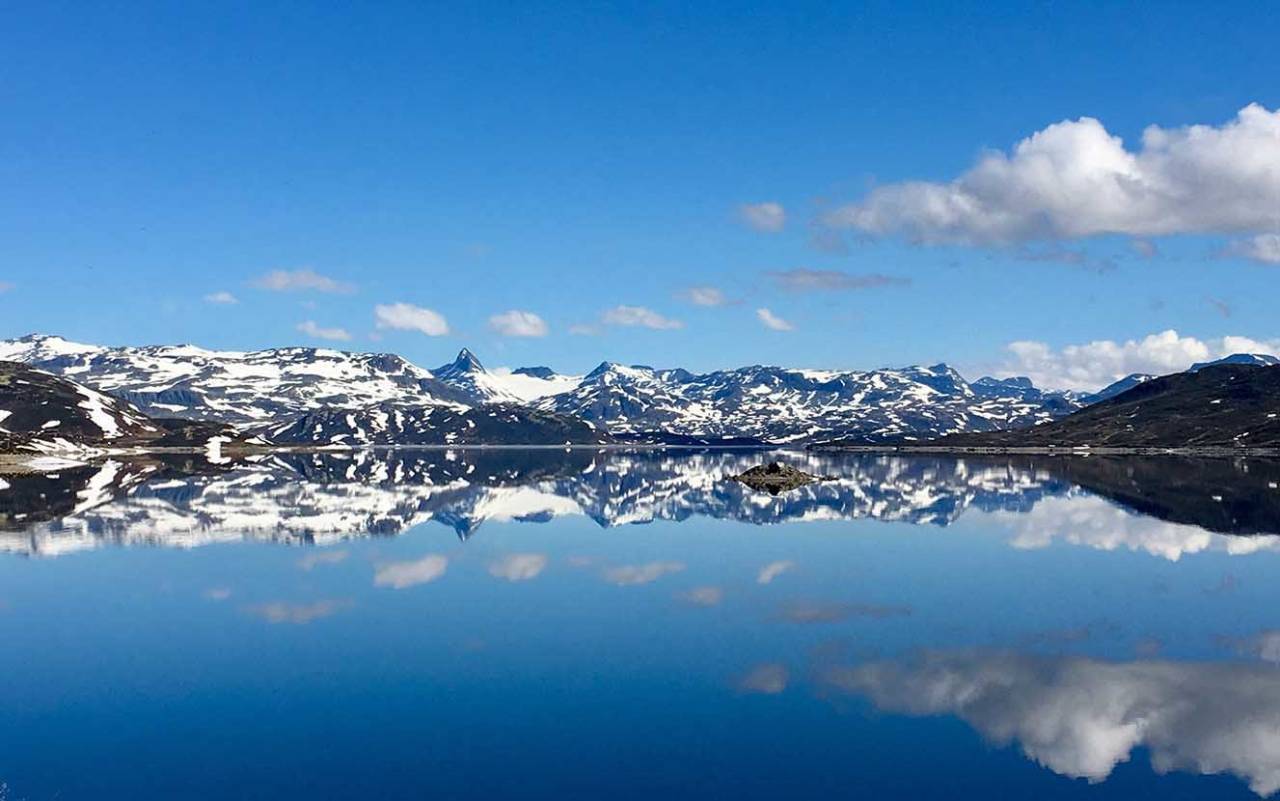 JOTUNHEIMEN: Med Falketind som ruver i bakgrunnen. Foto: Eivind Eidslott Falketind turbeskrivelse