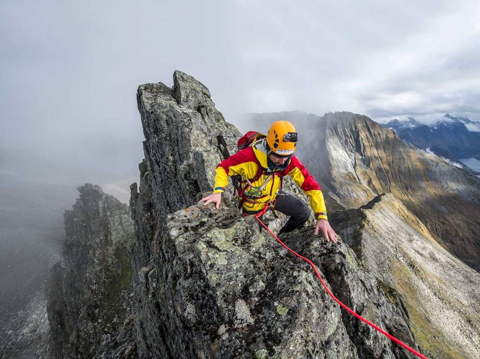 Skattejakt: Terje Stokke sjonglerer seg bortover ryggen for å komme i rett posisjon til å rappellere ned og hente støvelen han fant dagen i forveien Fjelltur-Sunnmøre-11