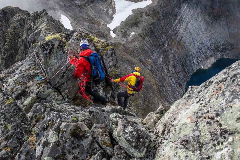 Overhenget: Rappellfestet er på plass og det er første mann ut. For noen kan det være i overkant spennende å gå ut overhengende fjell uten å se hva som venter, men for disse sunnmøringene er det vanlig kost. Fjelltur-Sunnmøre-12