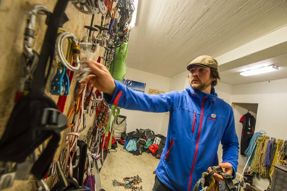 Riktig utstyr: Utstyrsvalg er viktig for å utforske fjellheimen. Sverre bor nede i Sæbø. Der har han opprettet et lite guidekontor som har rikelig av varer å velge mellom. Fjelltur-Sunnmøre-3
