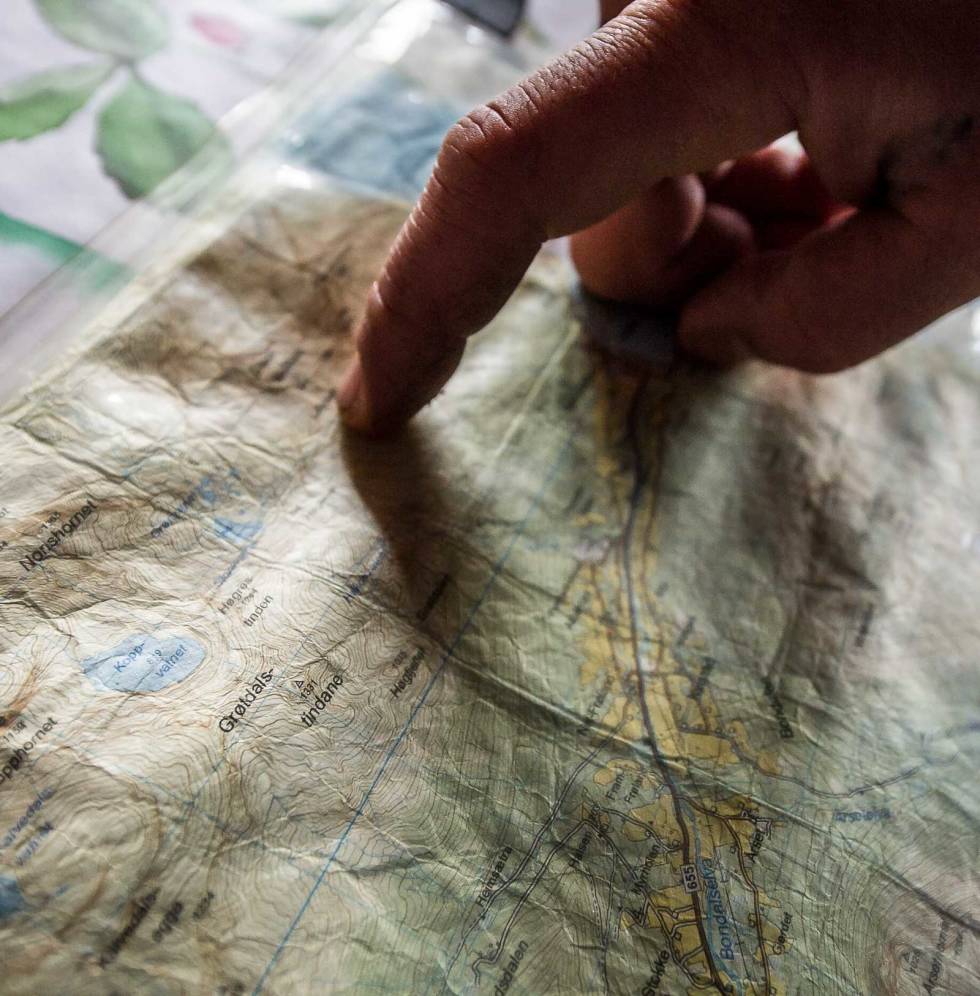 Planlegg: Når man skal ut i lite kartlagt terreng er det viktig å ha med seg nok utstyr, men ikke mer enn nok. Det krever god erfaring og planlegging. Spør gjerne kjentfolk, sier Sverre Hjelmeland som her er sistemann på rappellen. Fjelltur-Sunnmøre-4