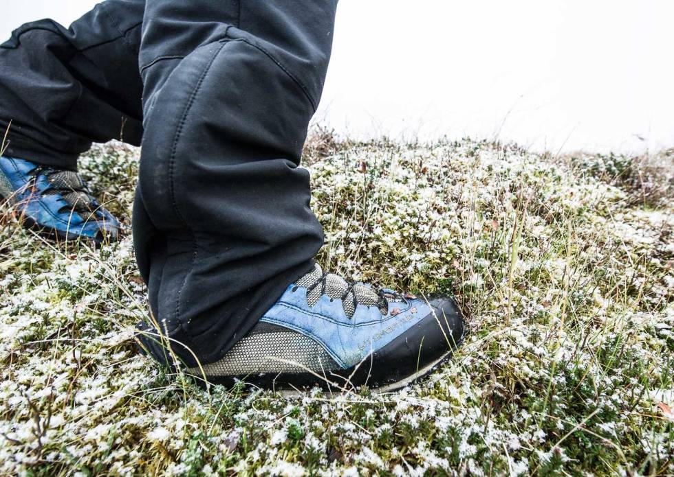 Nysnø: Turen vår i området mellom Bondalen og Standaleidet er av de siste til fots sesongen 2013. Dagen etter var det 20 centimeter snø her. Fjelltur-Sunnmøre-5