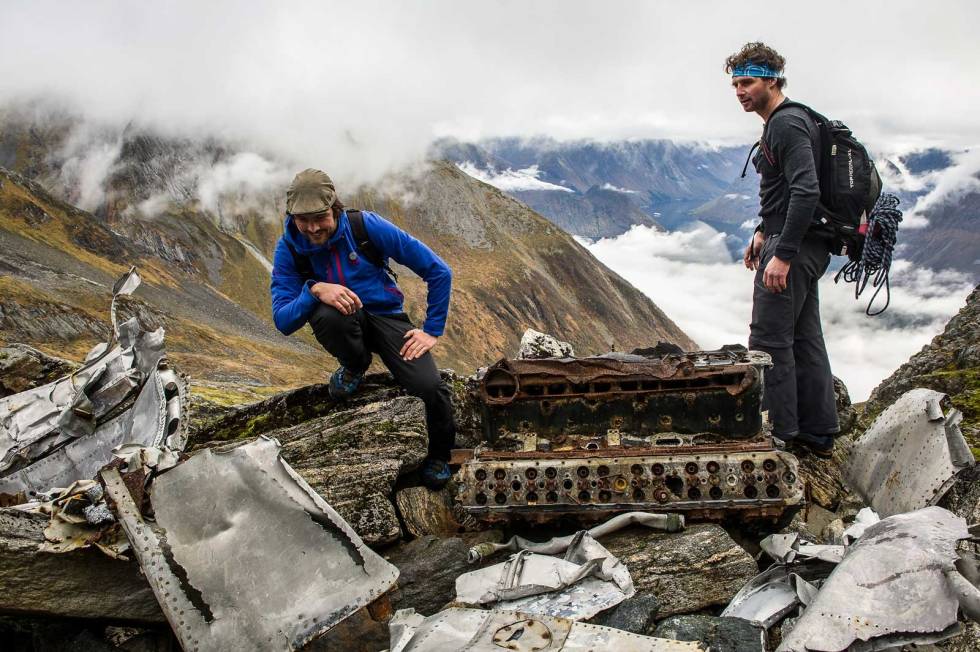 Andre verdens-krig: Motorblokken fra den gamle tyske krigsmaskinen får de to lokale skattejegerne til å lyse av entusiasme. Fjelltur-Sunnmøre-7