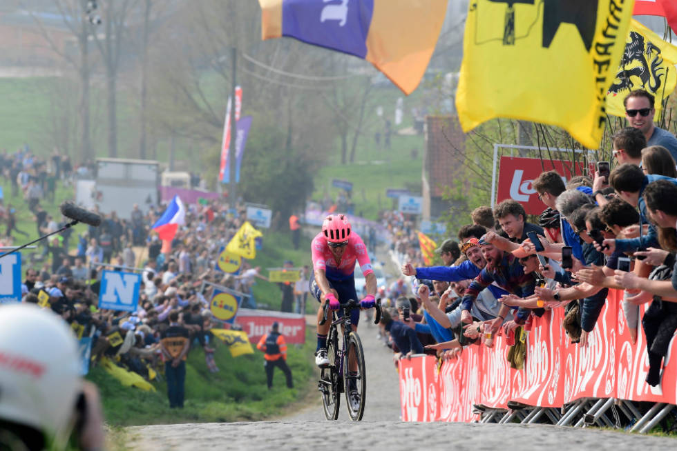 PATERBERG: Med 20 prosent på det verste, er Paterberg en brutal etter mange timer på sykkelen. Her kjemper Alberto Bettiol seg opp i 2019. Foto: Cor Vos flandern rundt paterberg alberto bettiol
