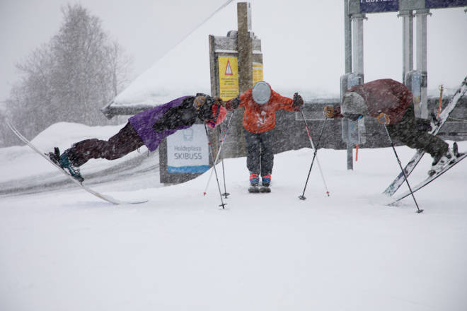 FLEKS: Dette er IKKE et bilde av Fri Flyts fleksmåling, men heller fleksfjas på skitesting. Foto: Tore Meririk frikjøring topptur pudder ski twintip