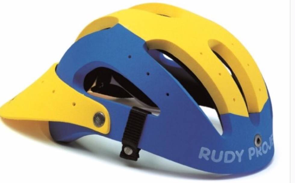 GUD HJELPE OSS: Lampre syklet faktisk rundt med denne hjelmen, med overlegg. Skjermen var for ordens skyld bak. Foto: Rudy Project. rudy project foam dome