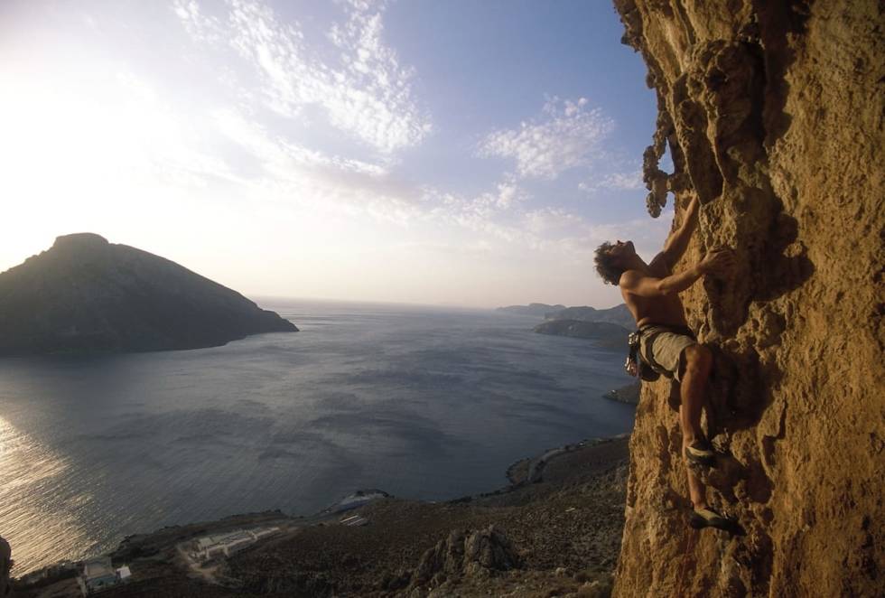 Skal du på persetur til Kalymnos i 2021? Da må du ikke nødvendigvis prøve å slanke deg. Her er Einar Landmark på en 7a på cragget Spartacus. Foto: Dag Hagen Foererkluss-paa-Kalymnos-crop1280