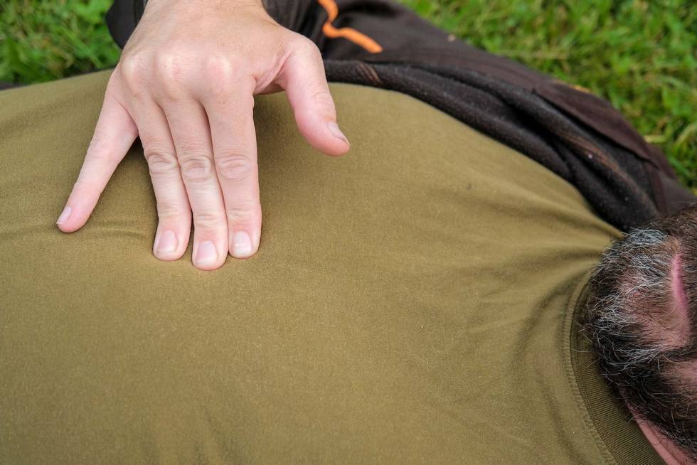 Hjertekompresjon: Legg begge hendene i kryss ca. tre fingerbredder på oversiden av spissen på brystbeinet. Førstehjelp-på-jakt-2