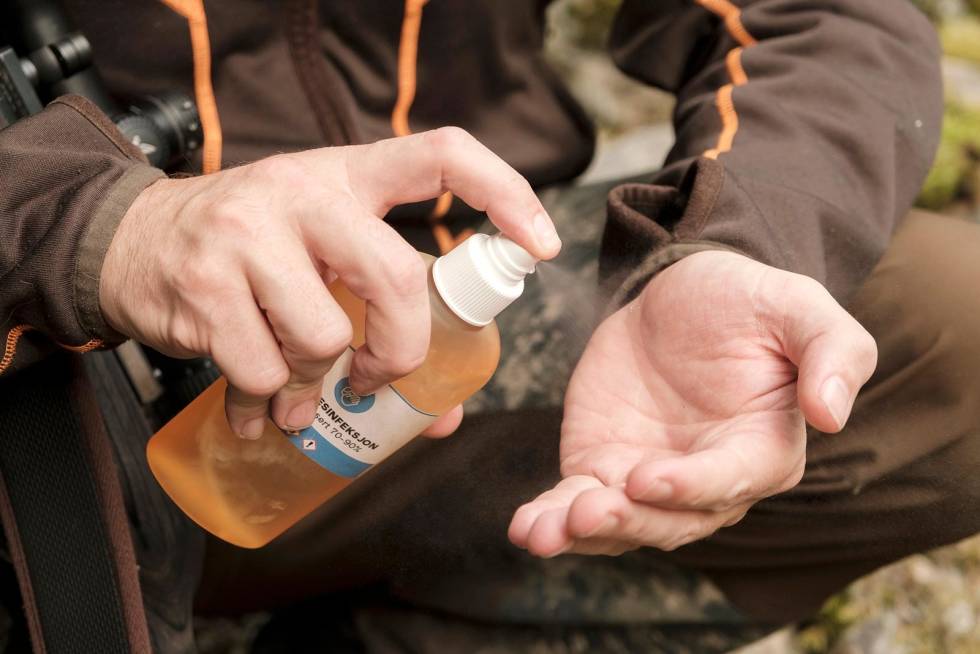 Trygg alkohol: I disse koronatider er håndhygiene viktig, også på jakt. Samtidig forebygger det også mulig magetrøbbel som i verste fall kan sette ut et helt jaktlag. Rengjør hendene dine før slakt. Førstehjelp-på-jakt-8