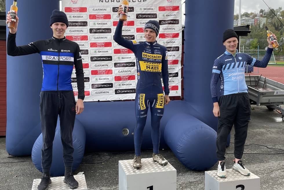 HISTORISK:Len Dejonghe fra Belgia vant Føyka Kross 2021 foran Mats Tubaas Glende fra Soon CK og David Eriksson fra Sverige i tidenes første norske cyclocrossritt med UCI-status. Foto: Christian Tubaas Andersen Pallen i Føyka Kross 2021 Mats Tubaas Glende Len Dejonghe David Eriksson