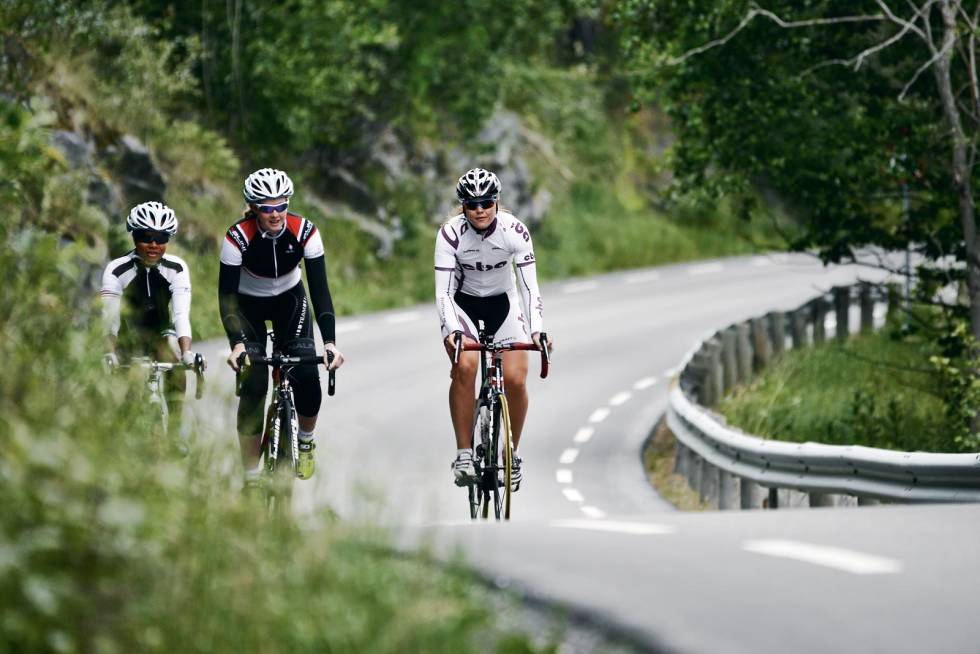 FRI UTFOLDELSE: De smale og øde veiene utenfor Oslo tillater både rekreasjon og to syklister i bredden. Kathrine Hofstad, Marie Ommundsen og Line Gulliksen sykler ofte i Follo. Follorunden-Landevei-2