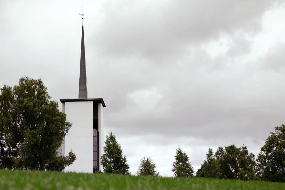 HALLELUJA: På vei tilbake finner vi Såner Kirke, en arkitektonisk perle i terrenget. Follorunden-Landevei-4