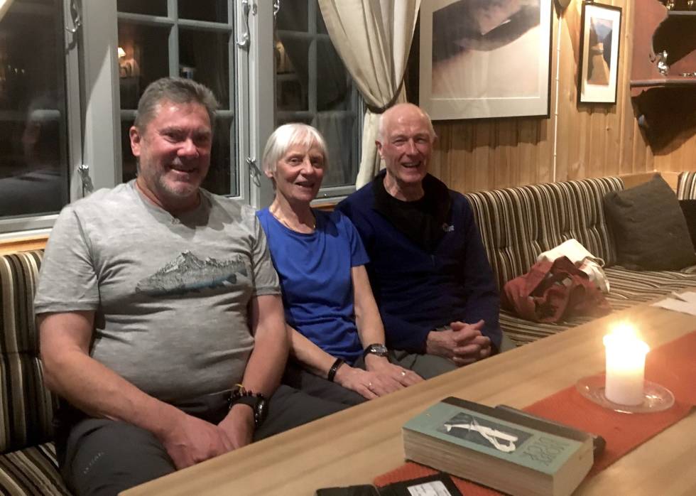DE TRE PÅ FONDSBU: John Ulrichsen, Brisbane, Australia, Sandy Gregson og Jim Gregson fra England er stamgjester på Fondsbu. Foto: Solbjørg Kvålshaugen Fondsbu