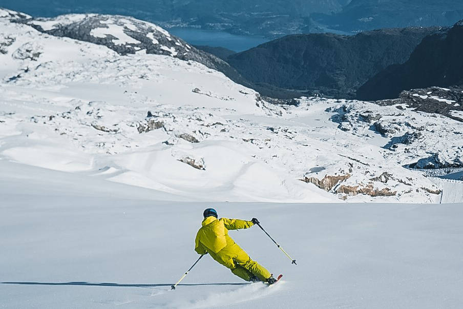 Bildet er tatt denne uka. Styresnø, sol og den klassiske vakre utsikten oppe på breen på Folgefonna. Foto: Simon Sjøkvist Folgefonna sommerskio forhold utsikt fri flyt