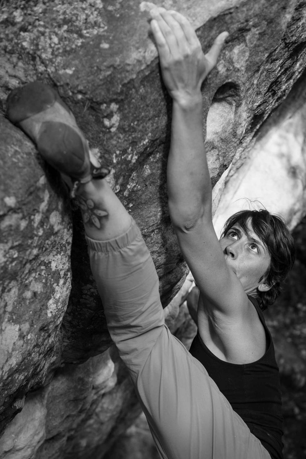 Tåhook: Solveig Angell-Petersen går et kult bulder med samme start som Remue-Ménage, Apremont Ouest. Foto: Børge Noddeland Fontainebleau-Tur-med-barn-6