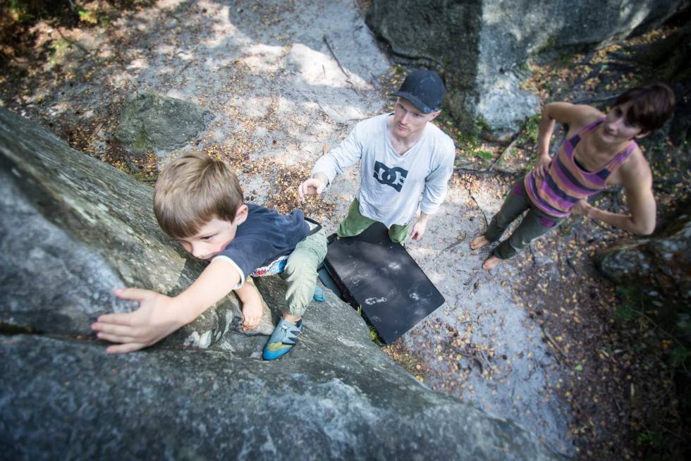 Klatrespire: Jens (4 år) går et fint barnebulder på la Canche aux Merciers. Foto: Børge Noddeland Fontainebleau-Tur-med-barn-8