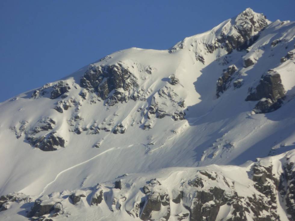 Bildet viser flakskred tett under toppen av Fokledalstinden. Mye snø settes i bevegelse og det er lett å bli begravd. Forkledalstindan-Møysalen-3