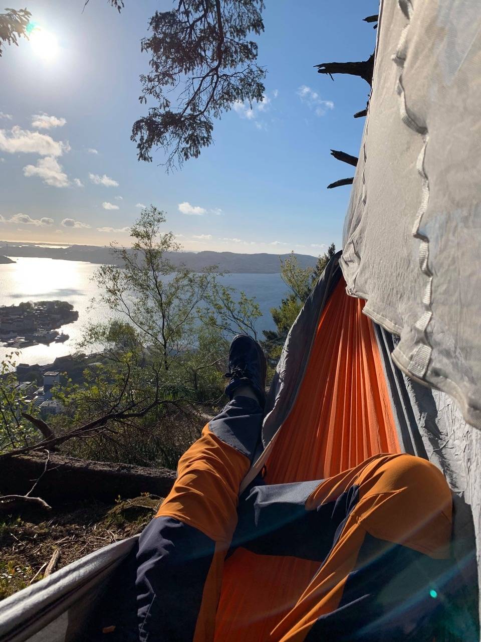 FORMIDDAGSSTREKK: Mellom to trær over Bergen by. Foto: hengekøye-boom