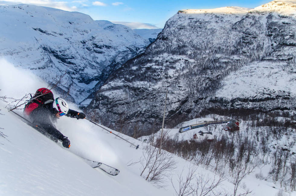 Magnus Utkilen med Flåmsbana og hotellet i bakgrunn. Foto: Øyvind Waitz Vatnahalsen, High Camp
