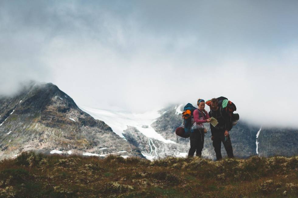 HVOR NÅ? Ingrid Garborg og Mathias Marley orienterer seg på kartet for å finne veien videre. Fottur-i--Jotunheimen-3