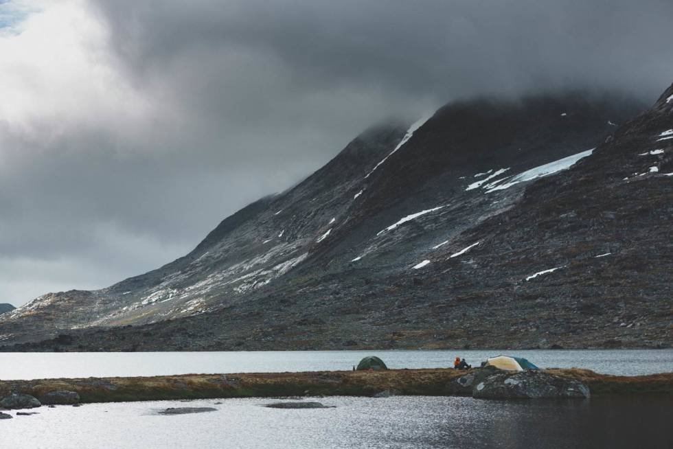 MORGENSTUND: Flere kopper kaffe inntas ved teltet og Langvatnet før turen går videre. Fottur-i--Jotunheimen-4