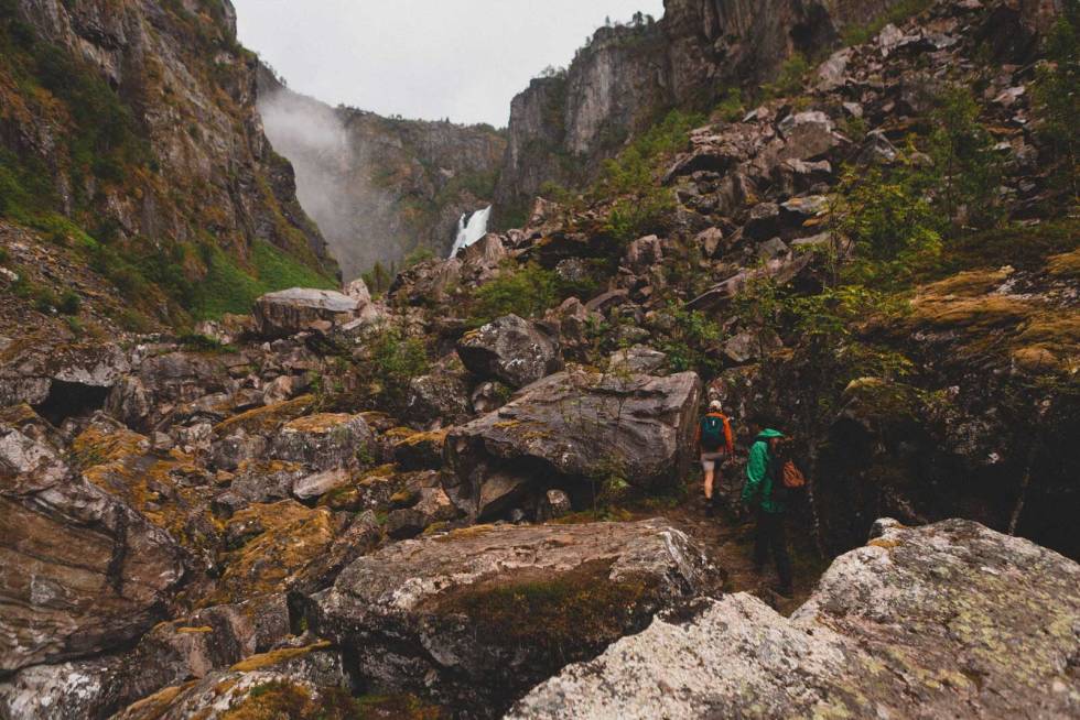FOTEN AV FOSSEN: Stien inn til foten av Vøringsfossen er kort, våt og tildels ulendt. Helt perfekt for våre formål. Foto: Kristoffer H. Kippernes Fottut-Måbødalen-7