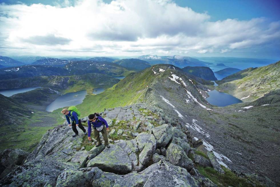 FAGRE HARDANGER: Hele Bjørndalstraversen er en heftig tur. Opp til Store Bjørndalstind klarer du deg uten tau. Herfra ser du Juklevasskrona, Folgefonna og Hardangerfjorden langt der nede. Foto: Matti Bernitz Pedersen Fottut-Store-Bjørndalstind
