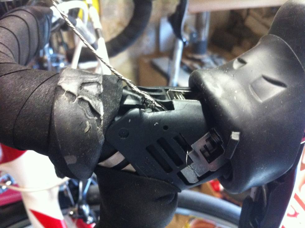 KABELKLUSS: Shimanos mekaniske systemer har slitt med vaiere som fliser seg opp. Med elektronikk slipper du dette. kabel klase Shimano