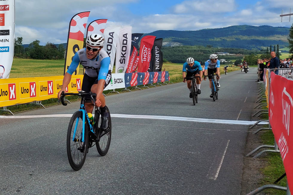 SEIER: Fredrik Dversnes takker laget for seier på fellesstarten og sammenlagt i Norgescupen. Foto: NCF Fredrik Dversnes