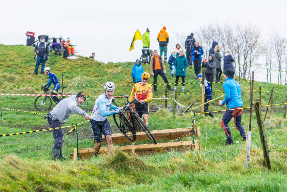 KREVENDE: Det var ikke bare vann i løypa som gjorde Omegnkross til en krevende affære for Fredrik Dversnes og de 70 andre rytterne. Foto: Frode Steine Omegnkross Fredrik Dversnes