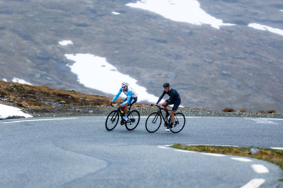 KJØLIG: Fredrik Dversnes og Terje Selle Rundberg mot ny KOM på Aurlandsfjellet. Foto: Switchback Norway / Liv Selle Underhaug Fredrik Dversnes - Terje Selle Rundberg - Aurlandsfjellet 2021