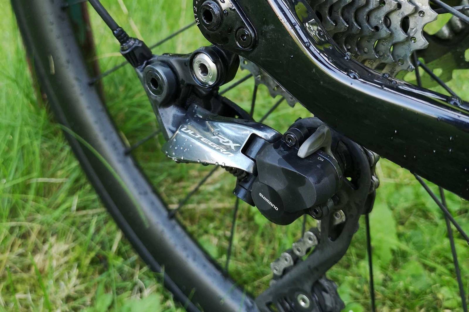 RÆSER: Fredriks grussykkel har ikke den nyeste grus-spesifikke gruppa fra Shimano, GRX, men har til gjengjeld Ultegra RX bakgir. Bakgiret har clutch-funksjon for ekstra godt hold på kjedet når det rister utenfor allfarvei. Foto: Privat. fredrik haraldseth sykkel