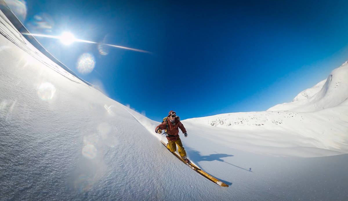 FLYT: Torje Bjellaas nyter flytegenskapene til selvlagde treski på 220 cm. telemark treski pudder