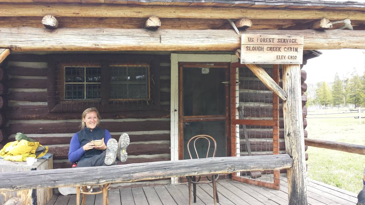 FELTSTUDENT: Henriette Gelink holder på med doktorgrad hvor hun forsker på grizzlybjørn-habitat i Yellowstone. Etter flere sesonger i Montana og Wyoming, har hun fått muligheten til å utforske de mange nasjonalparker og wilderness-områder i Midtvesten. Foto: Privat Henriette Gelink