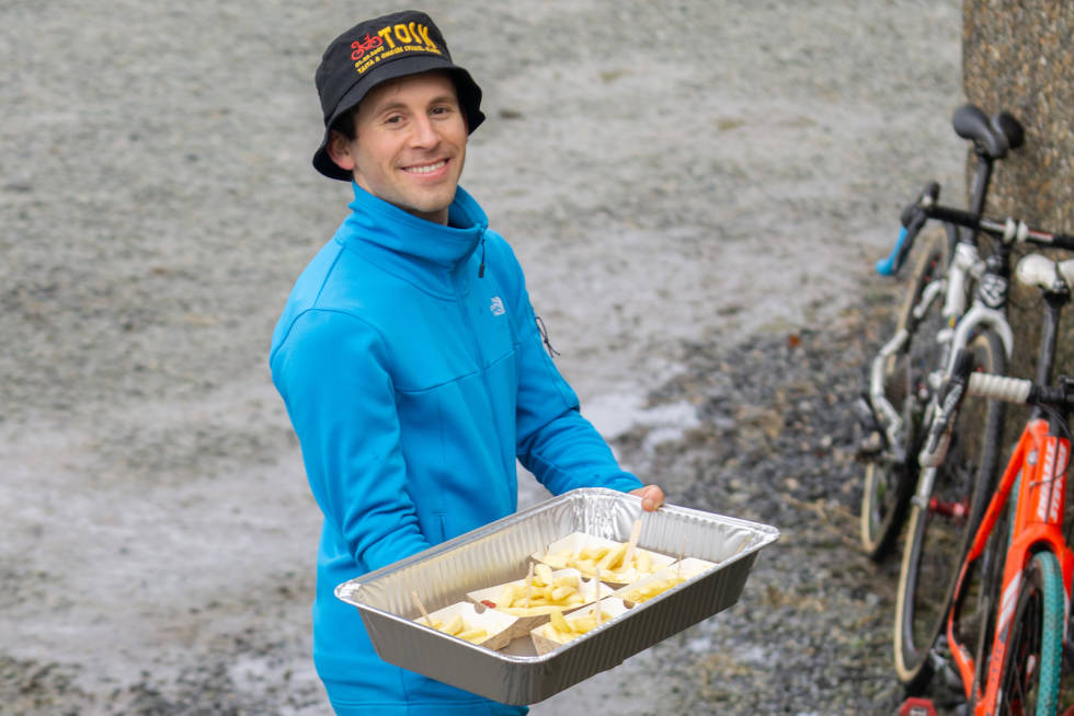 BELGISK: Pommes frites med majones satte en belgisk smak på Omegnkross. Foto: Frode Steine Omegnkross Sola