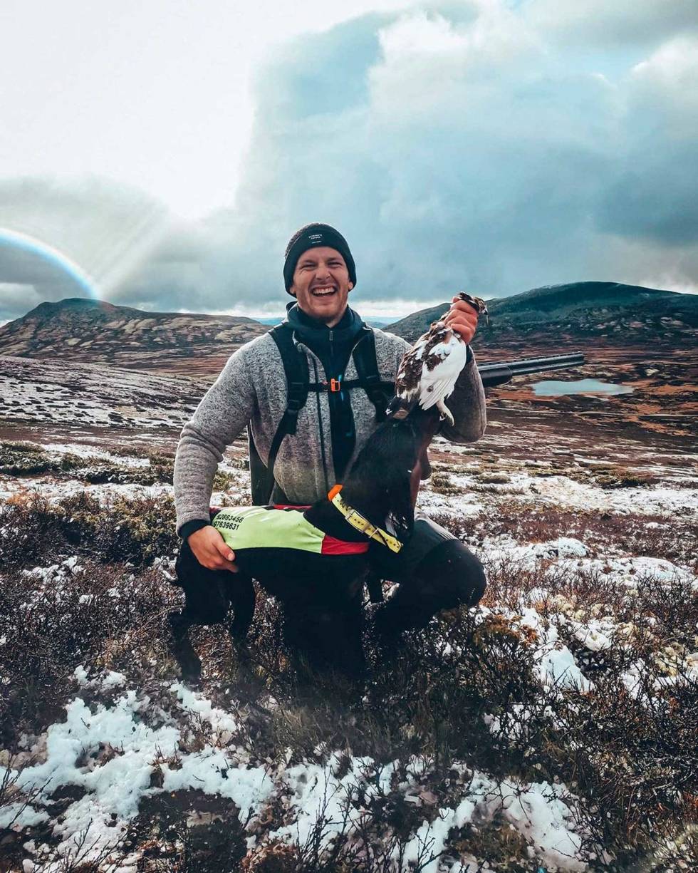@frkannkristin: Ekte jaktglede! Min kjære har nylig bestått jegerprøven, så i dag jaktet vi sammen for første gang, noe som resulterte i hans første rype!!! Så stolt og glad for å dele slike øyeblikk med deg @simen_eng #jakthund #njff #rypejakt #huntingdog #jaktglede #proudhunter #gordonsetter #mittfriluftsliv #liveterbestute #norsknatur #heltekte #naturelovers frkannkristin
