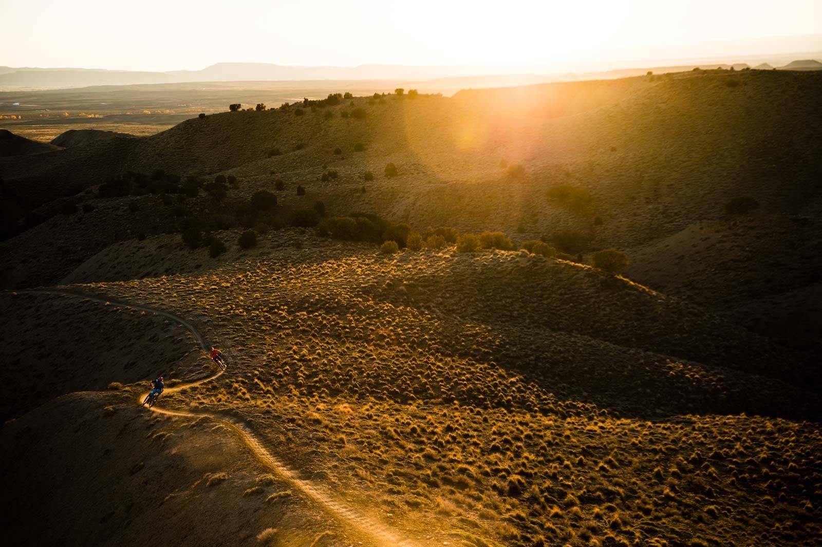 Solnedgang i Fruita-ørkenen: KC Deane og Janne Tjärnström drar på nedover Joe’s Ridge ved 18th Road. Den följsamma stien er akkurat så morsom som den ser ut, og det beste av alt er at det finnes minst 10 stier til i området som er minst like morsomme. Fruita-Colorado-Stisykling-Reise-10
