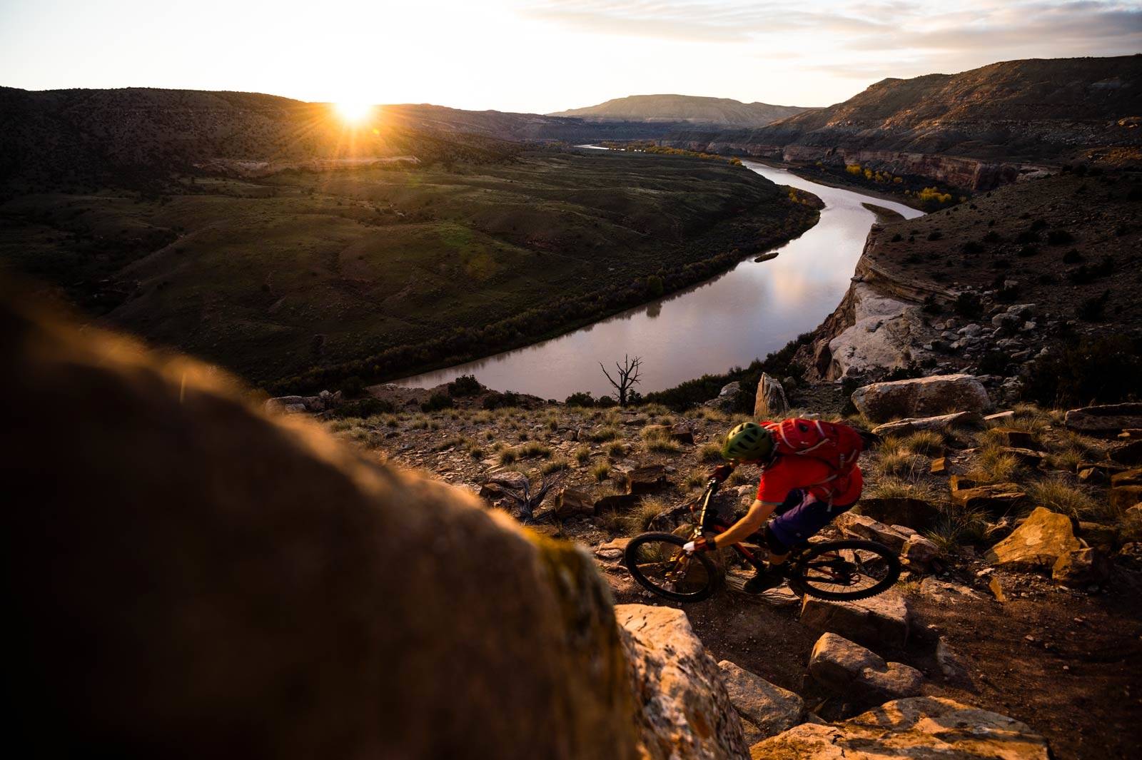 Syklist i solnedgang: Amerikaneren KC Deane fotografert på Mary’s Loop med Colorado-elven i bakgrunnen, like før solnedgang. Fruita-Colorado-Stisykling-Reise-11
