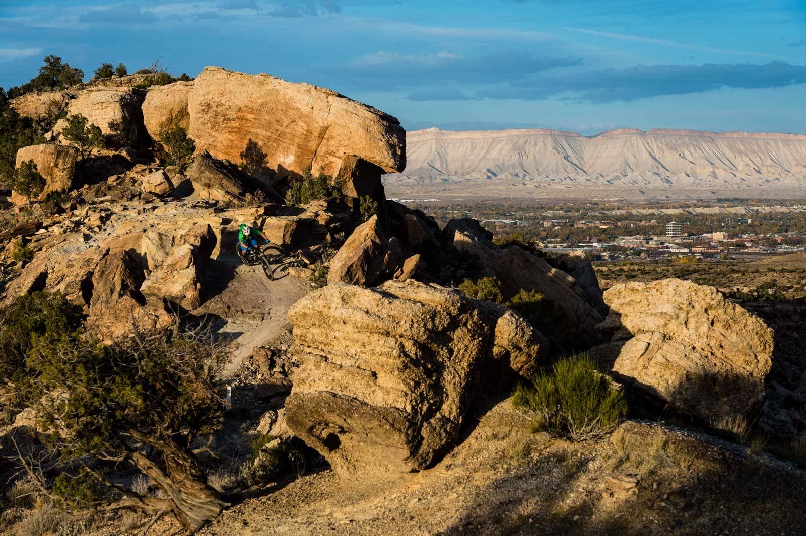 Bynært: Dave Grossman er en av de ledende kreftene for utviklingen av stisykling i Grand Valley, som er navnet på området hvor Grand Junction og Fruita ligger. Dave jobber for Grand Valley Trails Alliance, en organisasjon som jobber sammen med the Bureau of Land Management og grunneiere for å bygge nye stier og vedlikeholde de eksisterende. En del av hans jobb er å være ute og teste stiene, som her på High Noon i nærheten av Grand Junction. Fruita-Colorado-Stisykling-Reise-2
