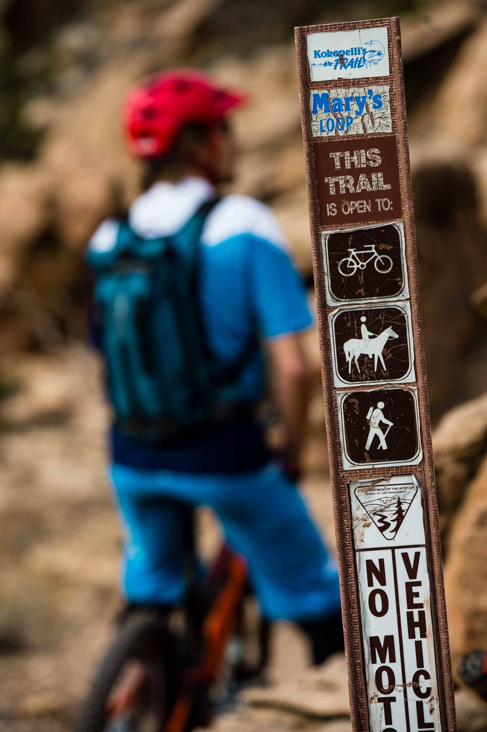 Skilt: Stiene er godt merket i Grand Valley. Det er nesten umulig å sykle seg bort, men man bør skaffe seg Fruita Fat Tire Guidebook for å få så mye som mulig ut av besøket i Fruita och Grand Junction. Fruita-Colorado-Stisykling-Reise-5